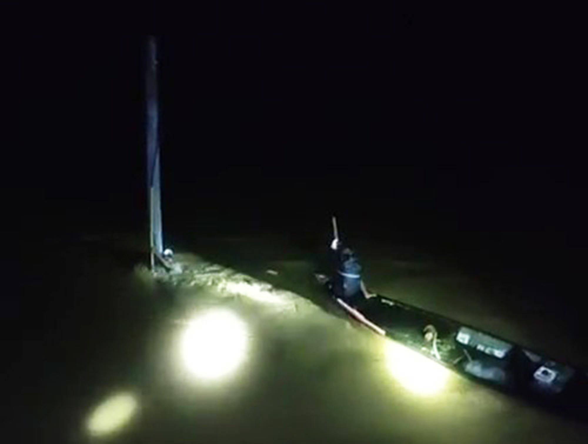 惊心动魄:男子在急流洪水中紧抱电线杆,如电影般获救